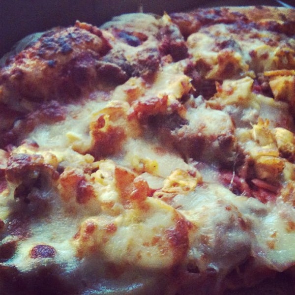 รูปภาพถ่ายที่ Pizzolis Pizzeria โดย Stacey เมื่อ 5/30/2012