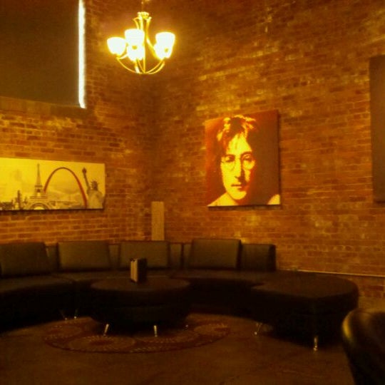 Foto tomada en Icon Lounge + Events  por Lynette S. el 3/29/2012