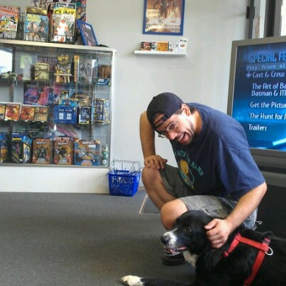 7/26/2012にAlex F.がG-Mart Comicsで撮った写真