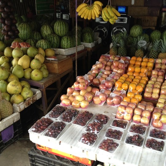 fruit stand around me