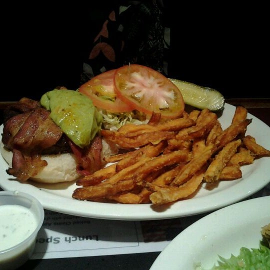 Foto tomada en Rockwell&#39;s American Restaurant  por Vish el 3/10/2012