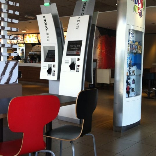 รูปภาพถ่ายที่ McDonald&#39;s โดย R.G. A. เมื่อ 7/1/2012