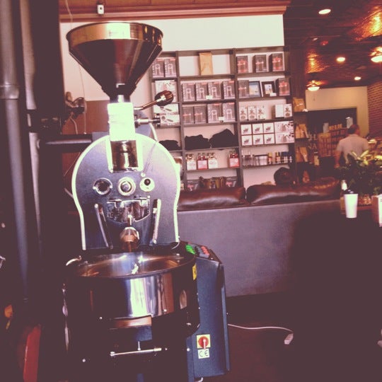 4/7/2012 tarihinde Drew L.ziyaretçi tarafından Roast Coffee &amp; Tea Trading Company'de çekilen fotoğraf