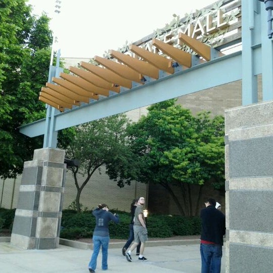 รูปภาพถ่ายที่ Stratford Square Mall โดย Kim H. เมื่อ 5/17/2012