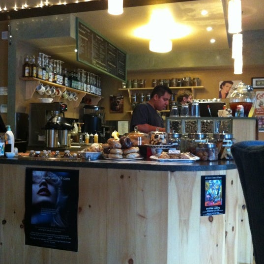 รูปภาพถ่ายที่ Zen Den Coffee Shop โดย Jan F. เมื่อ 5/27/2012