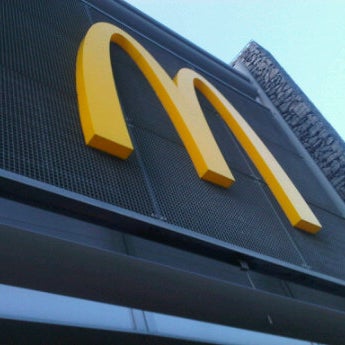 รูปภาพถ่ายที่ McDonald&#39;s โดย Wally V. เมื่อ 5/19/2012