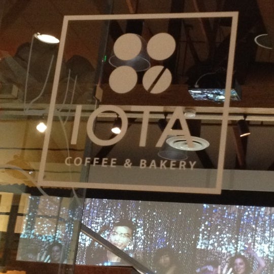 Foto tirada no(a) IOTA Brew Cafe por Jia D. em 4/28/2012