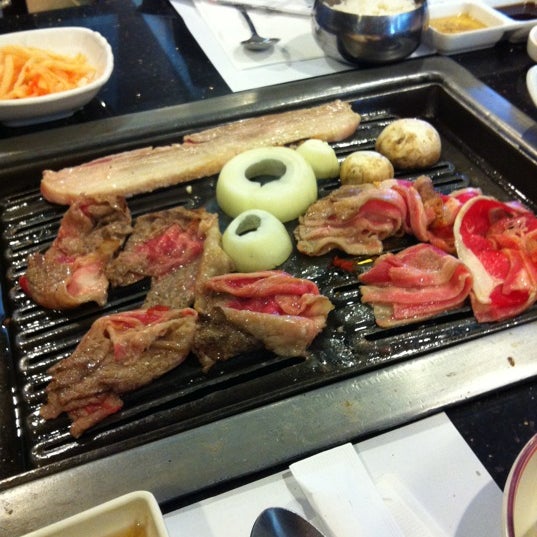 Foto tirada no(a) O Dae San Korean BBQ por inJeaniousness em 3/13/2012