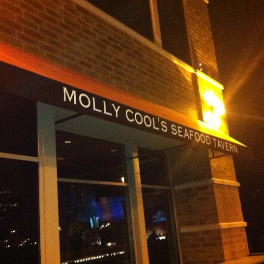 Foto scattata a Molly Cool&#39;s Seafood Tavern da mr_MKE il 5/25/2012