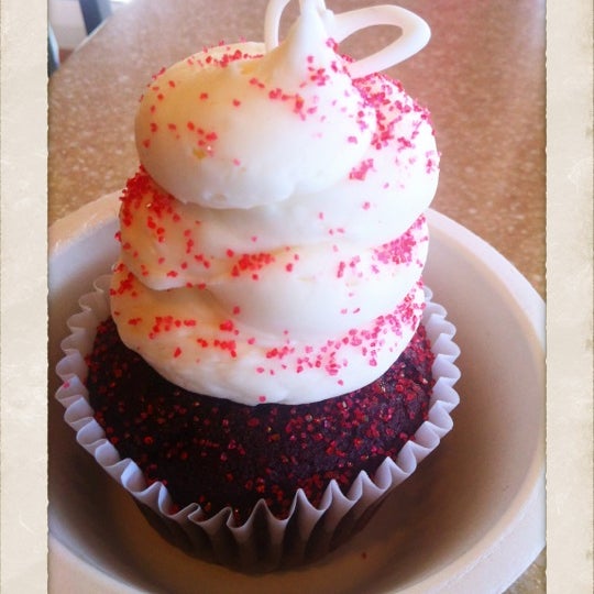 One of the best buttercream frosting I've ever had. Red velvet is a little overcooked, but really nice flavor.
