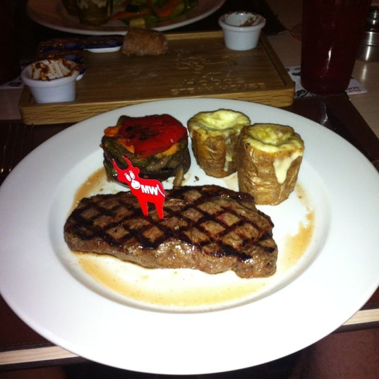 Foto scattata a Hobos Steak House da Koskin V. il 7/18/2012