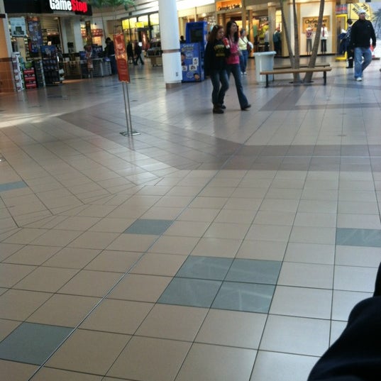 Das Foto wurde bei Midland Mall von Marie M. am 2/19/2012 aufgenommen