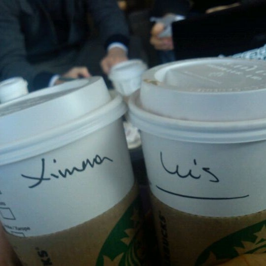 Foto tirada no(a) Starbucks por Ximena C. em 8/2/2012