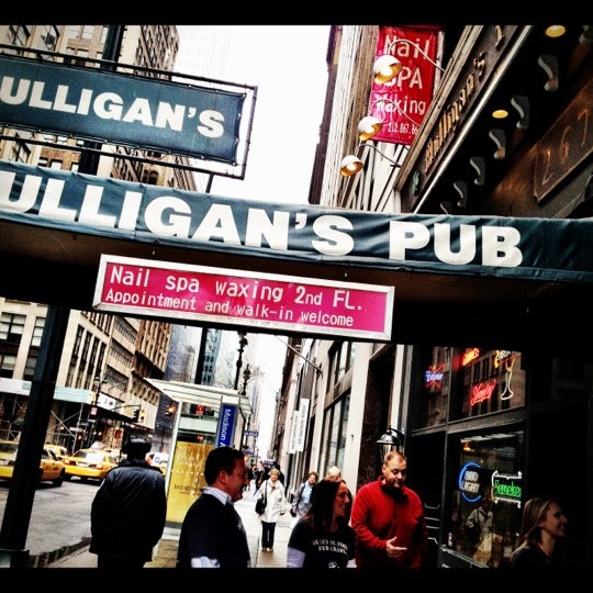 Foto tomada en Mulligan&#39;s Pub  por Dana M. el 3/31/2012