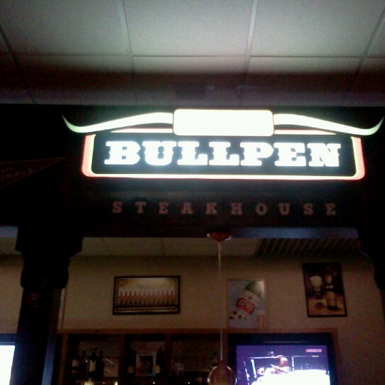 Foto tirada no(a) Jack&#39;s Bullpen Steakhouse por Livs C. em 7/7/2012