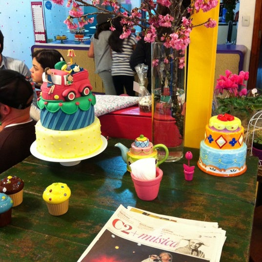 Das Foto wurde bei The Cake is on the Table von 🐉Waleska G. am 7/21/2012 aufgenommen
