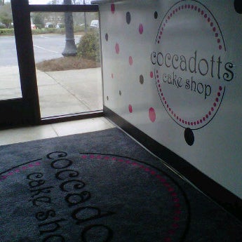 รูปภาพถ่ายที่ Coccadotts Cake Shop โดย Ian L. เมื่อ 3/8/2012