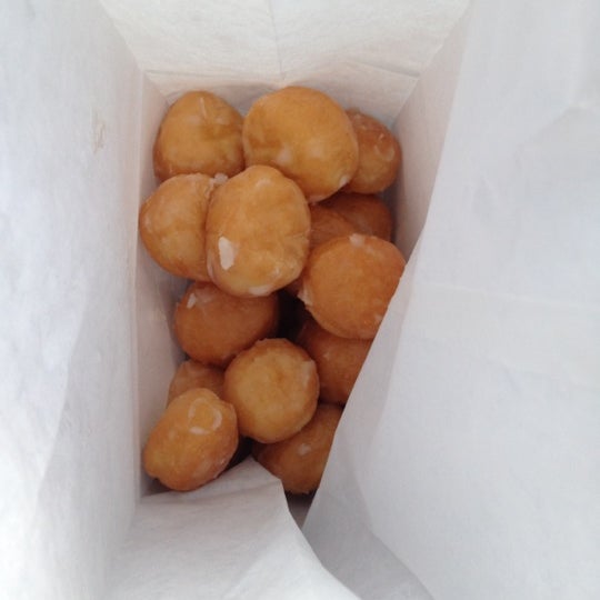 Foto scattata a Ken&#39;s Donuts da Dat L. il 4/3/2012