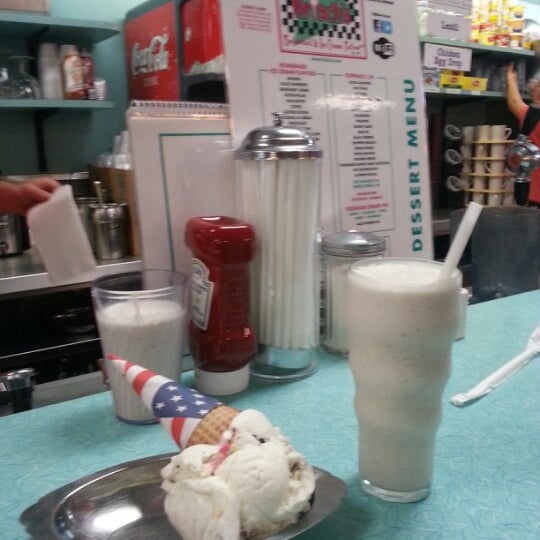 Снимок сделан в Krisch&#39;s Restaurant &amp; Ice Cream Parlour пользователем Christina H. 8/15/2012