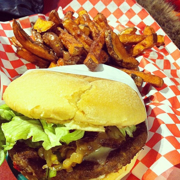2/19/2012 tarihinde Emily S.ziyaretçi tarafından Burger Brats'de çekilen fotoğraf