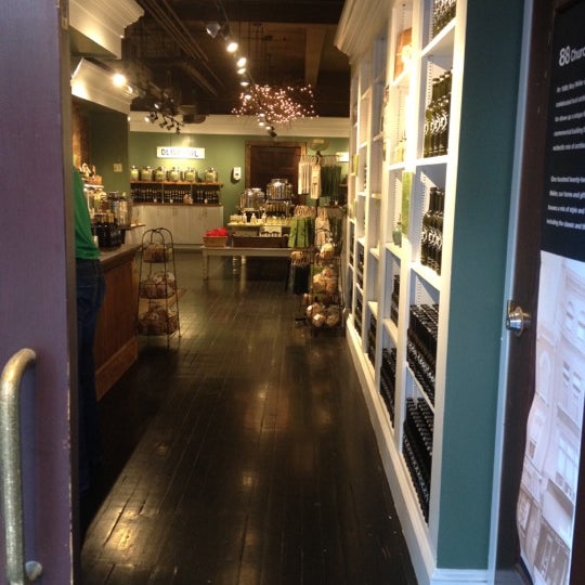 7/29/2012 tarihinde Julie A.ziyaretçi tarafından Saratoga Olive Oil Co'de çekilen fotoğraf