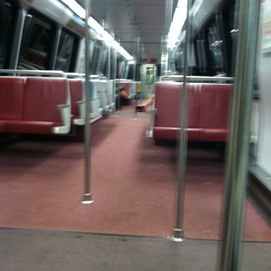 Foto scattata a Takoma Metro Station da Enoch E. il 3/25/2012