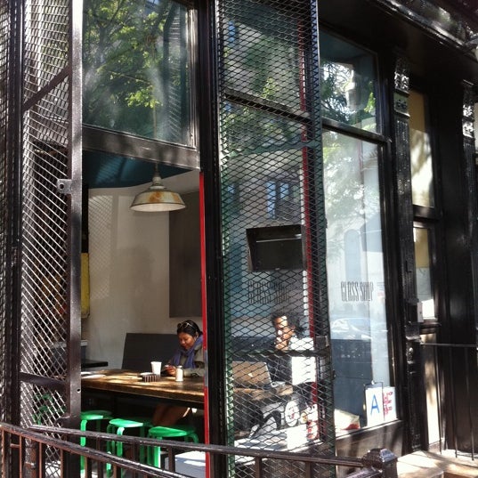 Foto scattata a Glass Shop da thecoffeebeaners il 5/10/2012