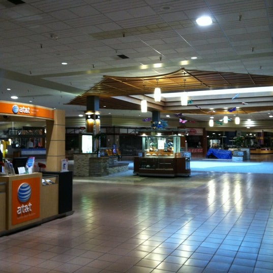 Снимок сделан в Everett Mall пользователем Michael B. 4/15/2012
