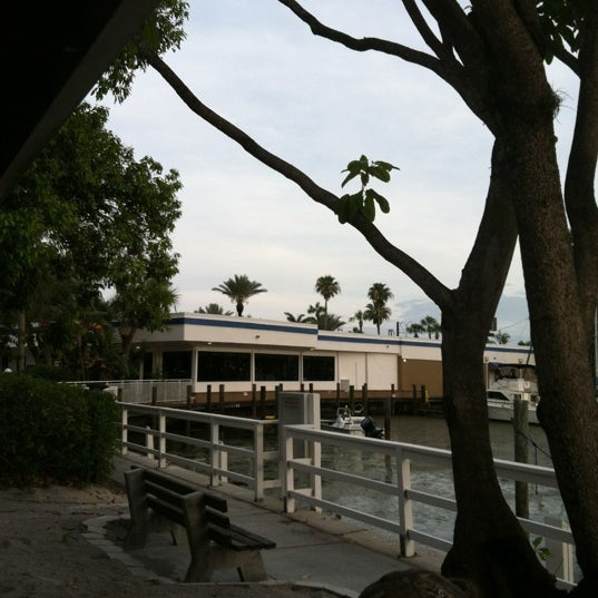 Foto tomada en Magnuson Hotel Marina Cove  por Jordan V. el 4/21/2012