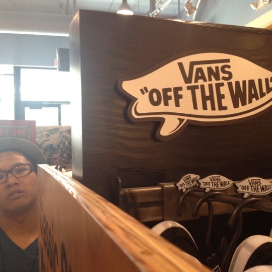 vans store bay street