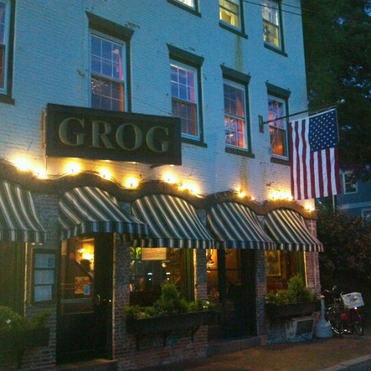 Foto tirada no(a) The Grog Restaurant por Allan K. em 6/16/2012