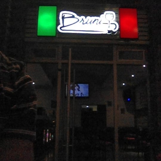 Foto tirada no(a) Bruni (Pizza, Panini &amp; Drinks) por Unai G. em 4/15/2012