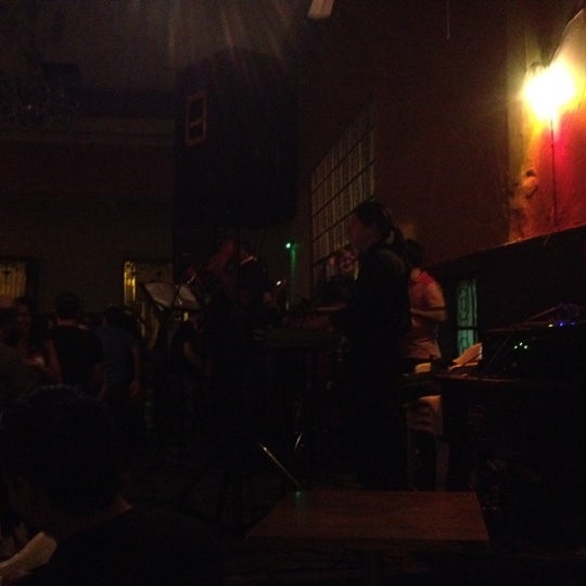 4/22/2012 tarihinde Oscar S.ziyaretçi tarafından Bar La Mutualista'de çekilen fotoğraf