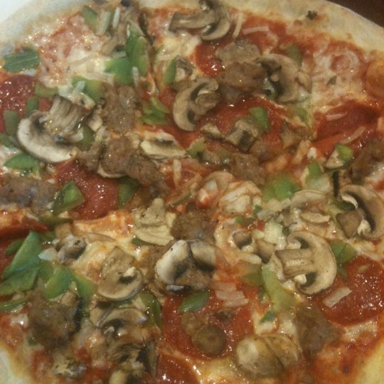 Foto diambil di North End Pizza oleh Thomas D. pada 3/30/2012