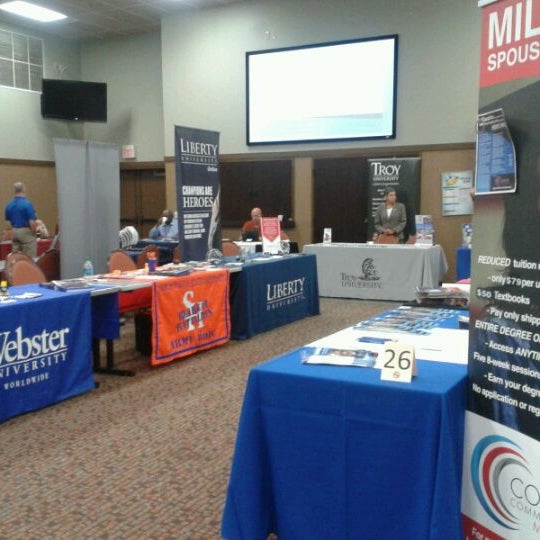 Студенты. Комьюнити. Community events. Community events. Общение людей разных национальностей.