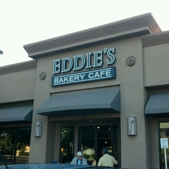 Das Foto wurde bei Eddie&#39;s Bakery Cafe von David J. F. am 4/20/2012 aufgenommen