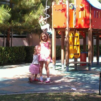 5/28/2012 tarihinde Natalie B.ziyaretçi tarafından Victoria Gardens Playground'de çekilen fotoğraf
