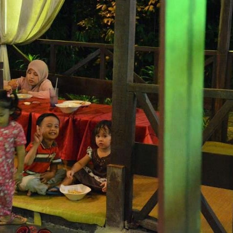 Photo taken at Restoran Anjung Warisan (Tree Top) by Yus D. on 5/23/2012