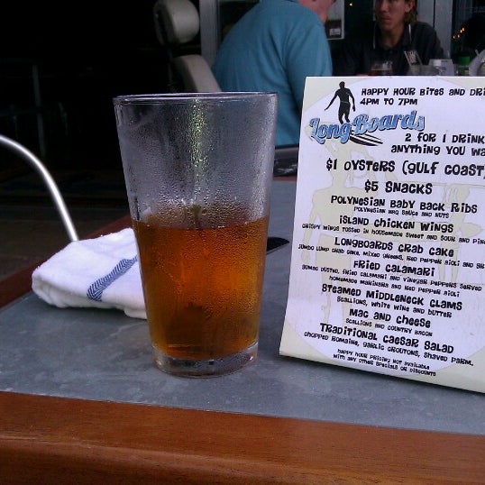 Снимок сделан в Longboards Seafood Restaurant пользователем a Guy on Clematis 6/21/2012