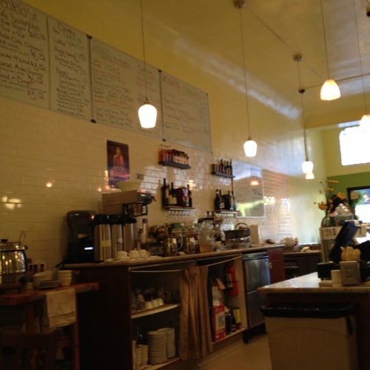 Foto scattata a Green Earth Cafe &amp; Bakery da Nikki C. il 8/22/2012