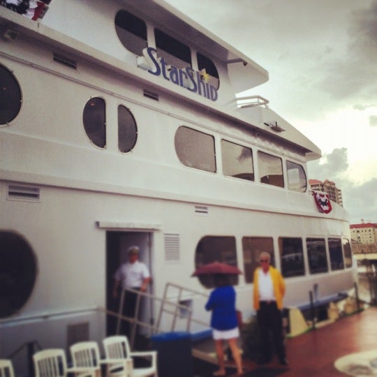 รูปภาพถ่ายที่ Yacht StarShip Dining Cruises โดย Lizz B. เมื่อ 7/4/2012