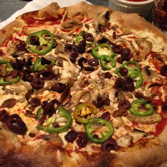 รูปภาพถ่ายที่ Pitfire Pizza โดย Adam O. เมื่อ 6/15/2012