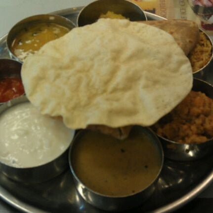 Foto tirada no(a) Madura Indian Vegetarian Cuisine por Deejay S. em 4/15/2012