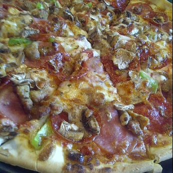 Das Foto wurde bei DoubleDaves Pizzaworks - San Antonio von Greg am 2/13/2012 aufgenommen