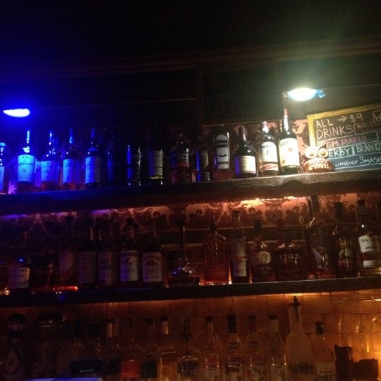 Foto diambil di the Layover Music Bar &amp; Lounge oleh Fermin R. pada 5/23/2012