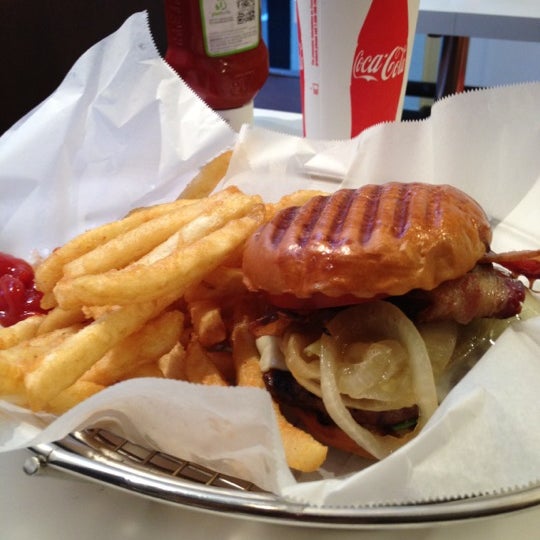 รูปภาพถ่ายที่ Burger Creations โดย Chris เมื่อ 8/19/2012