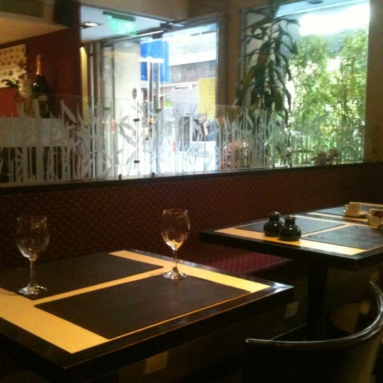 Photo prise au Irifune Restaurant Japonés par Daniel J. le4/19/2012