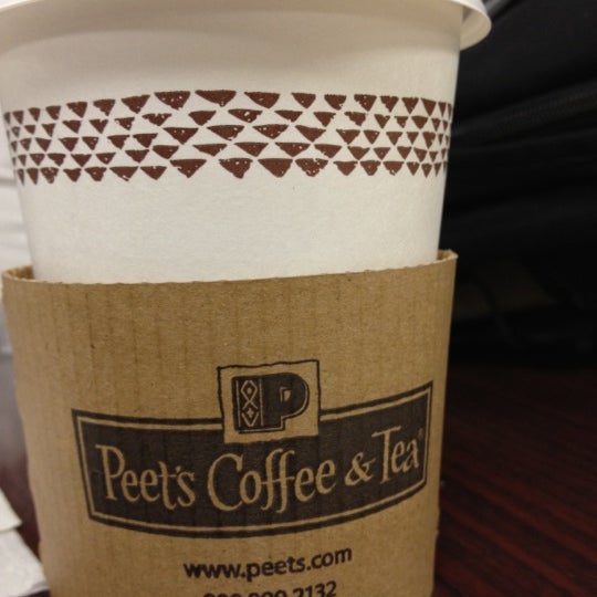 Foto diambil di Peet&#39;s Coffee &amp; Tea oleh Ro S. pada 6/20/2012