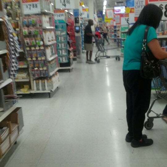 Foto tomada en Walmart Supercentre  por BelBel Y. el 8/18/2012