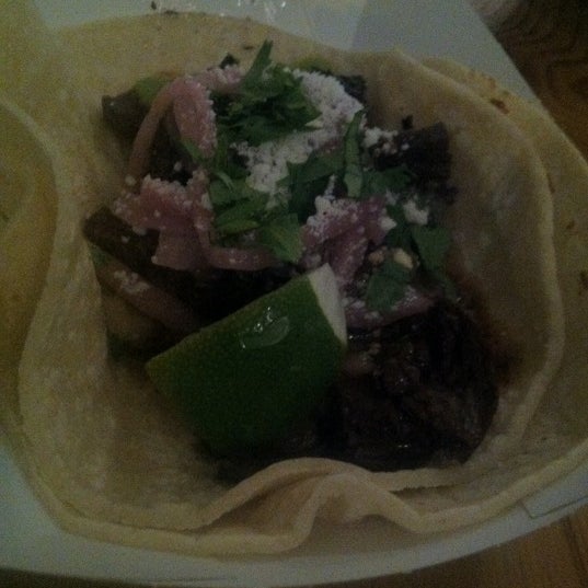 รูปภาพถ่ายที่ OMG Taco โดย Aaron W. เมื่อ 3/16/2012